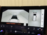 パノラミックビューモニターシステムが付いているので車の上から見た映像が確認できますよ。 一目で車両周辺の情報を確認できますが、直接安全をご確認下さい。