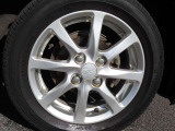 純正14インチアルミを装備して、見た目も良好です。クルマはやっぱり外見も大切にしたいですよね。純正アルミは高い完成度で、クルマにマッチします。