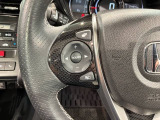 ステアリングにオーディオ操作スイッチが付いています。オーディオ画面に直接タッチしなくても操作が出来ますので、運転に集中できます。