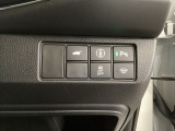 Hondaセンシング用の、VSA(ABS+TCS+横滑り抑制)解除と路外逸脱抑制機能のオンオフスイッチなどはハンドルの右側に装備しています。