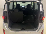 後部座席は分割でシートを倒すことができます。大きな荷物、ゴルフバックも積めます。上質で広々とした室内だから、みんなが心地よく車内で快適に過ごせます♪
