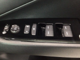 運転席のスイッチで全てのウィンドウの開閉操作を行うことができます。ロックボタンをONにしておくと、運転席以外のウィンドウは作動しないのでお子様を乗せているときなども安心ですね♪