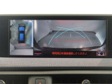 パノラミックビューモニター付きです。車両を上から見たような映像をモニター画面に表示。運転席からの目視では見にくい、車両周辺の状況をリアルタイムでしっかり確認できます。