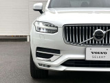 北欧流のラグジュアリーを体現したXC90。伝統的なスカンジナビアン・デザインを継承しながら、躍動感にあふれ優雅な雰囲気を身にまとう、新しい潮流を具現化したスタイリングです。
