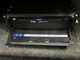 オプションのDVD&CDプレイヤーは助手席シートの下に設置されております!!