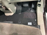 新品の純正フロアマット付きです。ドライブの際に気分良く乗って頂けます。
