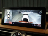 パノラミックビューモニター。車両を上から見たような映像を表示。運転席から目視しにくい車両周囲の状況をリアルタイムで確認できます。