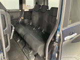 広々とした後部座席です♪気になるキズや汚れなどなく良好な状態です。