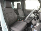 運転席のスペースはゆったりしていていながらも、腰のホールドを増やし長時間乗っても疲れにくいシートとなっております。また座面も頻繁な乗り降りでも破れにくい縫製となっております。
