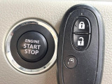 【キーレススタートシステム】カバンやポケットに入れたままでもドアの施錠・解錠が可能なスマートキーを装備。エンジンのオン・オフ時もカギを取り出す必要が無いからとっても便利です♪