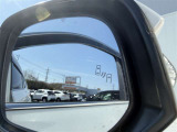 【ブラインドスポットモニター】隣車線を走る車両をレーダーで検知し、ミラーで確認しにくい後側方エリアに存在する車両を検知します。車両を検知するとドアミラーに搭載されたLEDインジケーターが点灯します。