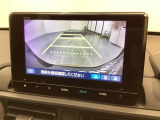 リバースギアに入れるだけで後方の表示へ切り替わります。夜間や雨の日の駐車も楽になりますよ。