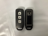 スマートキー付きですからドアロックの開閉およびエンジンスタートが楽々です。電動スライドドアの開け閉めもボタンで操作できます。スペアキーも同じものを用意しております。