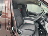運転席は視認性や操作性を重視したつくりで、どなたでも扱いやすく快適にお乗りいただけます。清掃を行い、安心してご覧いただける状態で展示しております。