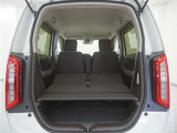 2列目シートを倒すことで、大変広いラゲッジスペースとなります。大きな荷物を積んだりと様々な用途にご利用いただけます。