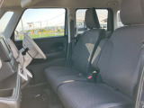 フロントシートはベンチシートです。インパネシフトで足元は広々。運転席と助手席はウォークスルーできます。