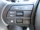 ハンドルにオーディオ操作ボタンがございます。視点を移さず、左手をハンドルから離す事なく放送局選びや曲飛ばし、ボリューム調整やモード切替が感覚的にできますので安全運転にも役立ちますね。