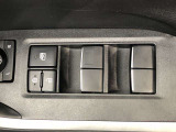 パワーウィンドのスイッチです。運転席に座りながら、助手席や後席の窓を開け閉めできるので大変便利ですよ。