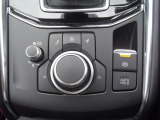 運転中、視線を外さず操作が可能なマツダコネクトのコントロール部分です。大きなダイヤルとスイッチで構成されているので、とても操作がし易いです。