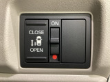 左側電動スライドドアは運転席からでも操作ができるように、ハンドル付近に開閉の操作スイッチが付いています。