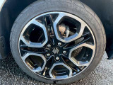 【純正ホイール】外観にマッチした純正アルミホイールを装着しております。