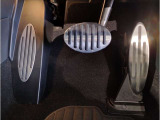 【ペダル】BMWはオルガン式アクセルペダルを採用しています。踏み込む足とペダルが同じ軌跡を描くため、かかとがずれにくく、アクセルコントロールがよりしやすくなるメリットがあります。