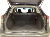 ラゲッジも広く使いやすいトランクは、開口部も広く荷物の積み下ろしもしやすいお車となっております。リアシートの背もたれは6:4の割合で分割して可倒できるので、長いお荷物などを載せることもできます。