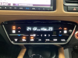プラズマクラスター付き・オートエアコンがついてます。左右独立で温度設定のできるデュアルオートエアコンです。パネル内のシートヒータースイッチは前席の左右別々に2段階で温度設定ができます。