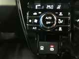 左右独立温度コントロールフルオートエアコンです。運転席、助手席それぞれで独立して温度設定ができます。冷え性の方が乗っても安心ですね♪