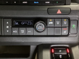 セレクトレバーの左上にオートエアコンがついてますので簡単操作で快適に過ごせます。運転席のみシートヒータースイッチ内蔵で2段階の温度設定ができます。