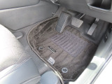 【フロントのフロアマット】前席は純正フロアマット付きです。大きな汚れもなく、使用感も少なめで綺麗な状態です。