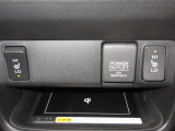 運転席&助手席シートヒーターが付いてます。寒い冬でもスイッチONで座面をあたたかくして、ドライブをさらに快適にしてくれます。HIとLOの2段階に温度設定が可能です。