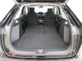 リヤシートを畳むと荷室がさらに広くなります。