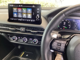 HondaCONNECT対応の便利なナビディスプレー。お持ちのスマートフォンと連携して、ナビやBluetoothでの音楽再生が可能です。デザインはもちろん、操作性も良好です。