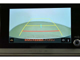 バックガイドモニター(バックモニター)付き。車両後方の映像をナビ画面に表示し、駐車などの後退操作をサポートします。