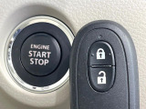 【キーレススタートシステム】カバンやポケットに入れたままでもドアの施錠・解錠が可能なスマートキーを装備。エンジンのオン・オフ時もカギを取り出す必要が無いからとっても便利です♪