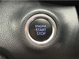 エンジンスタートボタンです。キーが車内にあれば、エンジンの始動・停止はブレーキを踏んでスイッチを押すだけ!キーを取り出す手間を省き、ワンプッシュでエンジンを操作するので簡単でスムーズです。