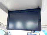 【フリップダウンモニター】大画面モニターで後席でもエンタメをお楽しみいただけます。小さなお子様にも大人気の装備です♪