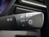 【オートライト】車外の明るさに応じて、自動的にライトの点灯・消灯をしてくれます。