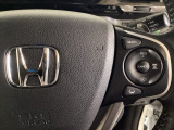 ハンドルにHondaセンシング系のクルーズコントロールやレーンキープアシストなどの操作スイッチが装備されています。ハンドルから手を離さず安全に操作できます。