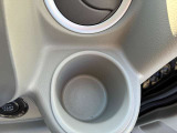 運転席の手の届く場所にはドリンクホルダーがございます(^^) ドライブ中の水分補給もバッチリです♪