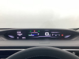 メータは先進的なデジタルメーターを採用!ゆっくりと数字が動くのでとても見やすく表示されます!続可能距離等の情報やHonda SENSINGの注意・警告も表示します!