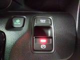 電子制御パーキングブレーキは信号待ちでも便利。いつもより運転がラクになるはずです。