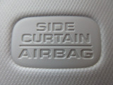 サイドカーテンエアバックシステムは、側面衝突時に大人から子供までさまざまな体格の乗員の頭部や頚部を広範囲で保護。特にセンターピラーへの頭部衝突を防ぐ展開性能を実現しています。