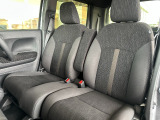 足元もゆったりで長時間の運転も疲れにくいフロントシートです。
