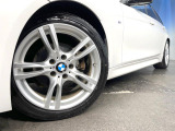 ●純正18インチアルミホイール:輸入車ならではの卓越した走りを支えるホイールと足回りです!日本車の走りに慣れている方にもぜひ体感して頂きたいほど、高いレベルでまとまっています!