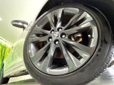 【純正17インチアルミホイール】外観にマッチした純正アルミホイールを装着しております。各種社外アルミホイールや、スタッドレスタイヤも取扱いしております。是非ご相談ください♪