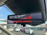 スマートルームミラー◆積載物などで、さえぎられがちなルームミラーの後方視界。車内状況に関わらず車両後方にあるカメラの映像をルームミラーに映し出します!もちろん夜や悪天降雨でもクリアな後方視界を確保!