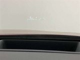 ヘッドアップディスプレイ付きです。速度やハイブリットモニターなどがフロントガラスに投影され視線を前方より外す事無く確認が取れる為安全です。