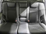 後部座席もゆったり座れます。